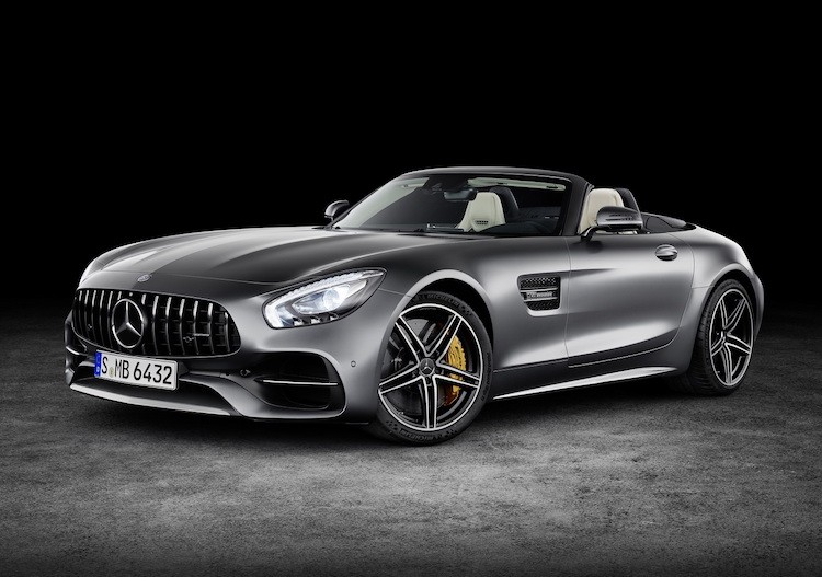 Dựa trên phiên bản AMG GT Coupe bình thường,  Mercedes AMG GT Roadster không chỉ đơn thuần "cắt bỏ" mui cứng mà còn có một số thay đổi nhỏ về thiết kế. So với AMG GT, chiếc xe có cản trước kiểu dáng mới cùng lưới tản nhiệt nan dọc tương tự như phiên bản thể thao AMG GT R.