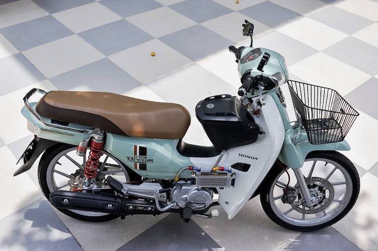 Còn được biết tới với tên gọi Super Cub 110 tại Nhật Bản và Dream Super Cub tại Thái Lan,  Honda Super Dream 110 là mẫu xe "kế nhiệm" trực tiếp của các dòng Dream II hay Super Dream 100 đã quá quen thuộc với người dân Việt Nam trong nhiều năm qua.