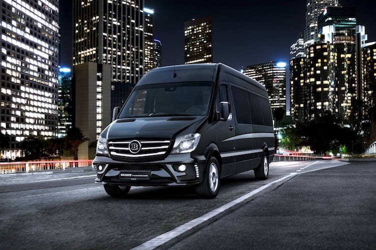 Theo đúng phong cách Brabus, chiếc  xế hộp Mercedes Sprinter Conference Lounge đã được độ lại từ ngoại thất. Giống những mẫu xe du lịch, hãng độ này đã bắt đầu với việc lắp cho chiếc xe một bộ bodykit thể thao với đèn LED ban ngày, đèn chiếu sáng dưới gầm và bộ mâm Monoblock 18 inch.