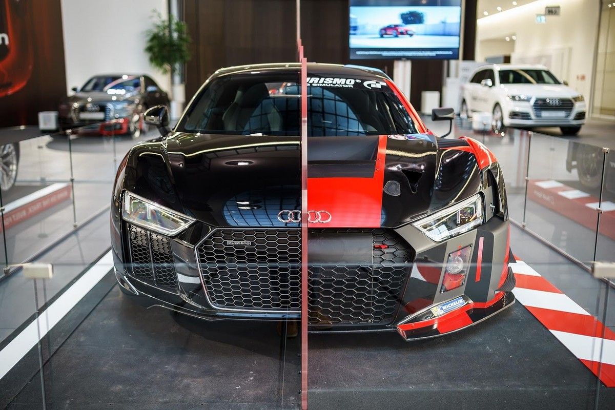 Có tên gọi "Transformer", chiếc  siêu xe Audi R8 đặc biệt này đã được tạo ra bởi 4 kỹ sư của hãng chỉ trong 1 tháng, với mục đích là "trình diễn" mối liên hệ giữa một chiếc Audi R8 bản thương mại với phiên bản xe đua R8 LMS.