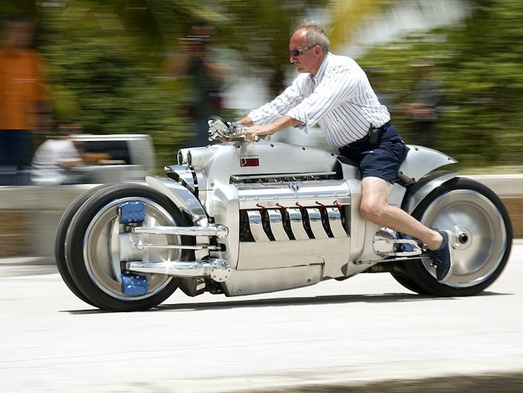 Trưng bày vào năm 2003, Dodge Tomahawk là mẫu xe môtô ý tưởng, nổi tiếng khi được trang bị động cơ V10 5.0l từ siêu xe Dodge Viper. Dù không được Dodge sản xuất, tuy nhiên đã có tổng cộng 9 chiếc Tomahawk được làm lại với giá mỗi chiếc lên tới 555.000 USD. Tuy nhiên mới đây, những người yêu xe có thể sở hữu một chiếc  siêu môtô điện Tàu với kiểu dáng của Tomahawk tại Việt Nam.