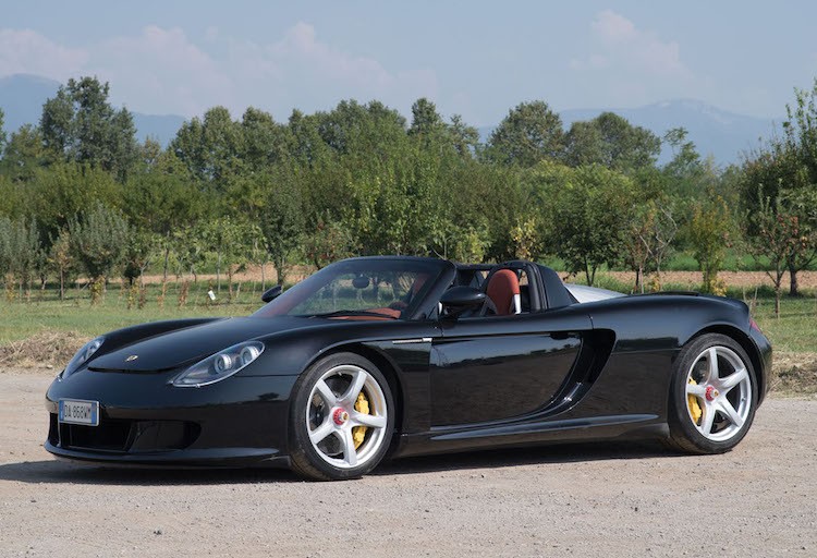 Được sản xuất trong khoảng từ 2004-2007,  Porsche Carrera GT đã từng một thời là mẫu siêu xe mạnh mẽ nhất, đắt nhất của Porsche, trước khi chiếc 918 Spyder ngày nay xuất hiện. Việc phát triển chiếc xe đã được Porsche bắt đầu vào năm 1998, với phiên bản ý tưởng lần đầu tiên được ra mắt vào năm 2000.