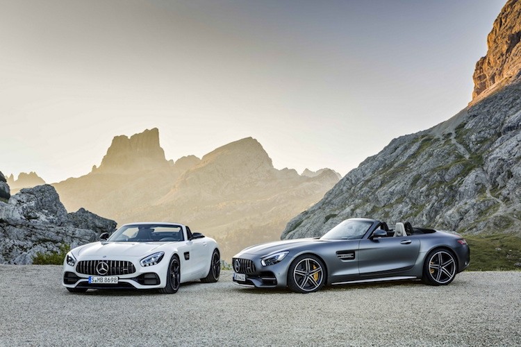 Dựa trên phiên bản AMG GT Coupe bình thường,  Mercedes AMG GT Roadster không chỉ đơn thuần "cắt bỏ" mui cứng mà còn có một số thay đổi nhỏ về thiết kế. So với AMG GT, chiếc xe có cản trước kiểu dáng mới cùng lưới tản nhiệt nan dọc tương tự như phiên bản thể thao AMG GT R.