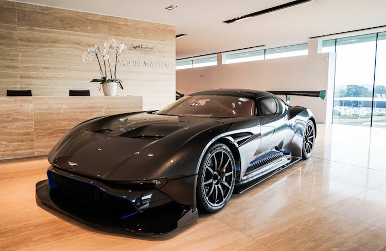 Được đặt tên theo vị thần lửa trong thần thoại Rome cổ,  Aston Martin Vulcan là một chiếc xe đua đỉnh cao, ra mắt lần đầu tại triển lãm Geneva 2015. Do chiếc AM-RB 001 từng được Aston Martin công bố hiện vẫn chưa giao tới tay khách hàng nên tạm thời Vulcan chính là mẫu xe "khủng" nhất của hãng siêu xe Anh Quốc.