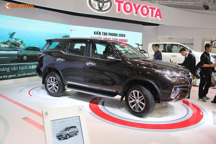 Mở đầu danh sách những mẫu xe  ôtô về Việt Nam năm 2017 là chiếc SUV Toyota Fortuner thế hệ mới. Sau Hilux vào năm 2015 và Innova năm 2016, Fortuner sẽ là mẫu xe Fortuner sẽ là mẫu xe cuối cùng trong loạt xe sử dụng nền tảng IMV thế hệ mới của Toyota được ra mắt tại Việt Nam.