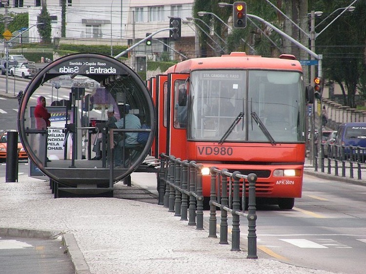  Xe buýt nhanh BRT (Bus Rapid Transit) chính thức đi vào hoạt động tại thành phố Curitiba, Brazil năm 1974. Được mệnh danh là “metro trên mặt đất”, BRT là hệ thống xe buýt “đáng mơ ước” với các đô thị lớn trên thế giới. Nó được thiết kế với các cơ sở hạ tầng chuyên biệt như làn đường riêng, sàn xe buýt ngang với sàn điểm dừng, trạm chờ thu phí.