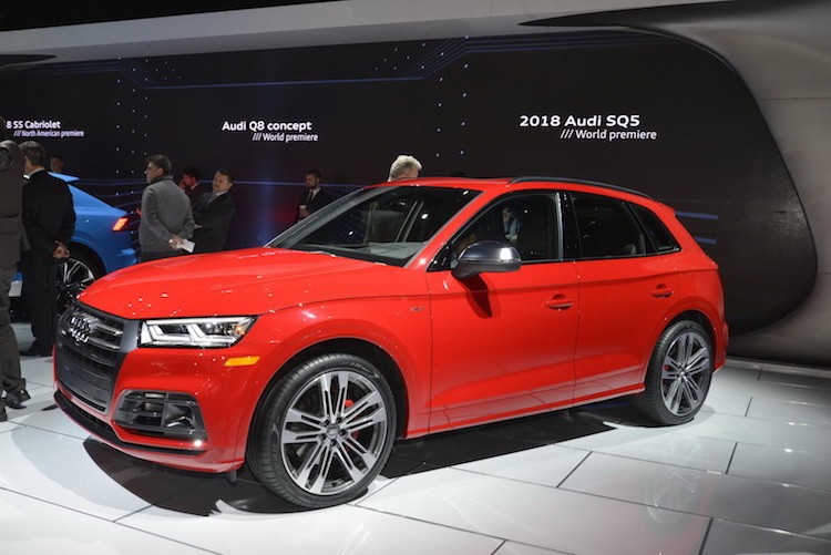  Audi SQ5 2017 thế hệ mới được phát triển dựa trên cơ sở chiếc Q5 thế hệ thứ hai, đã ra mắt lần đầu tại triển lãm Paris vào cuối tháng 9/2016. So với Q5, SQ5 chỉ có một số sự khác biệt nhỏ ở cả nội lẫn ngoại thất, cùng với động cơ mạnh mẽ hơn và hệ thống treo cải tiến.