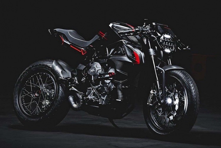 Theo ông Valter Esposito - Giám đốc điều hành hãng Valter Moto,  MV Agusta Dragster 800 Blackout là một mẫu "cafe racer hiện đại" với cảm hứng thiết kế lấy từ môtô đua và những chiếc xe ôtô độ.