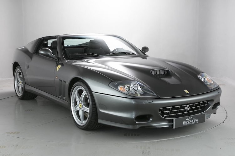 Ra mắt vào năm 1996, Ferrari 550 Maranello là mẫu xe thể thao sang trọng (GT) thay thế cho dòng F512M cũ của Ferrari và là "tiền nhiệm" của F12Berlinetta ngày nay. Trong lịch sử, dòng xe này chỉ có duy nhất 2 phiên bản mui trần đặc biệt là 550 Barchetta năm 2000 và  Ferrari 575M Superamerica năm 2006.