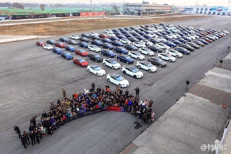 Trong những ngày đầu năm 2016, hàng trăm chủ  siêu xe điện Tesla tại Trung Quốc đã cùng nhau hội tụ tại Bắc Kinh, Trung Quốc để họp mặt và cùng nhau lập kỷ lục Guinness với dàn xe Tesla lớn nhất Thế giới.