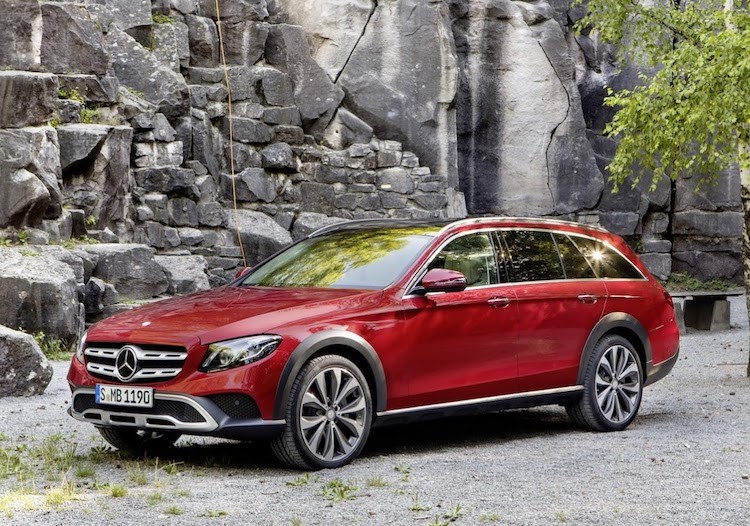 Dựa trên phiên bản E-Class Wagon đã ra mắt trước đây,  Mercedes E-Class All-Terrain là phiên bản hoàn toàn mới, lần đầu tiên xuất hiện trong dòng E-Class. Được tạo ra nhằm tới đối thủ chính là Audi A6 Allroad quattro, chiếc xe được coi là sự kết hợp giữa E-Class Wagon và các dòng crossover của Mercedes.