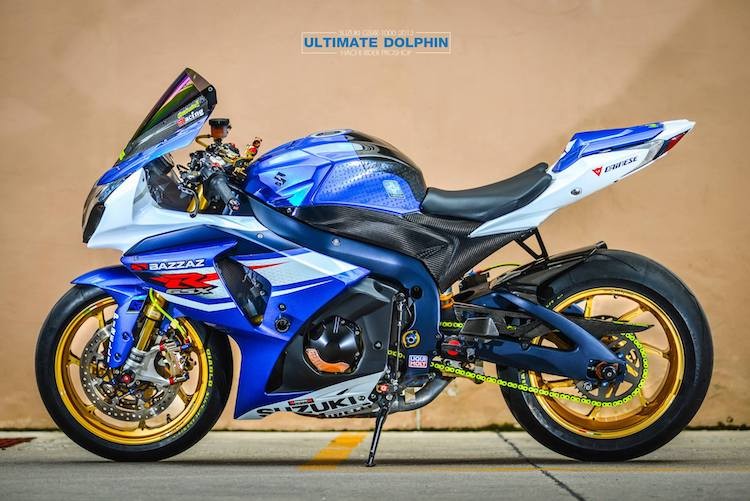 Dù không thường xuyên được "lên sóng" như những đối thủ đồng hương như Honda CBR1000RR hay Yamaha R1 nhưng  siêu môtô Suzuki GSX-R1000 vẫn có một lượng "fan trung thành" không nhỏ. Với kiểu dáng khí động học mềm mại, mẫu xe này thường được dân chơi Thế giới gọi với cái tên "Cá heo", đặc biệt ở thế hệ K9 và phiên bản màu trắng-xanh.