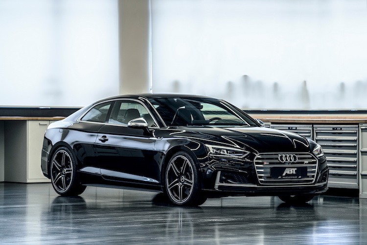 Mới chỉ vừa ra mắt vào năm 2016, Audi A5 thế hệ mới chưa có phiên bản thể thao "đỉnh nhất" RS5. Chính vì vậy, khách hàng muốn một chiếc A5 mạnh mẽ đang buộc phải tạm "bằng lòng" với phiên  bản thể thao Audi S5. Để thu hẹp khoảng cách giữa S5 với chiếc RS5 trong tương lai, hãng độ ABT của Đức đã vừa tung ra gói nâng cấp Sportsline mới cho chiếc xe.