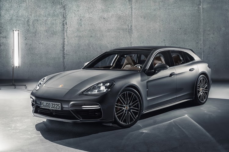 Ý tưởng về phiên bản  Porsche Panamera Sport Tourismo với vòm mui kéo dài dạng shooting brake đã được Porsche ấp ủ từ tận năm 2012 với chiếc concept cùng tên, được ra mắt khi dòng xe sang Panamera vẫn đang ở thế hệ đầu. Tuy nhiên phải tới nay, phiên bản Panamera Sport Turismo dân dụng mới chính thức được hãng công bố.