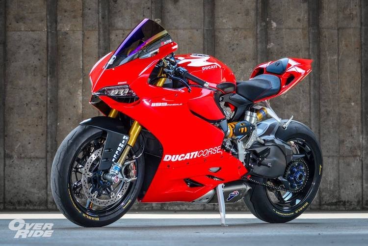 Dù hiện đã bị thay thế bởi chiếc 1299 Panigale S mới hơn nhưng trong mắt người hâm mộ,  Ducati 1199 Panigale S vẫn là một mẫu superbike với hiệu năng vận hành cực "đỉnh". Mang tên gọi của thị trấn Borgo Panigale - nơi đặt "đại bản doanh" Ducati, 1199 Panigale đã từng là một trong những mẫu môtô 2 xi-lanh mạnh nhất và có tỉ lệ công suất/trọng lượng lớn nhất.