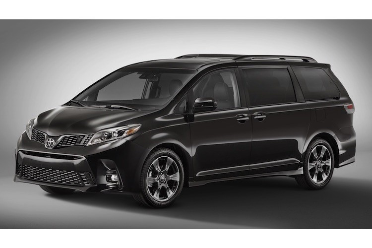 Được sản xuất chủ yếu dành cho thị trường Mỹ từ năm 1997, Toyota Sienna đã được nhiều khách hàng ưa chuộng khi lựa chọn xe cho gia đình, đặc biệt khi có đông trẻ nhỏ do cực tiện dụng và nội thất rộng rãi. Thế hệ Sienna hiện tại có mặt từ năm 2010, chính vì vậy phiên bản  Toyota Sienna 2018 đã được Toyota nâng cấp khá triệt để.