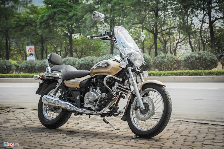  Bajaj Avenger 220 mang thiết kế đặc trưng của một chiếc cruiser, với yên xe thấp, tay lái cao, mang lại sự thoải mái tối đa cho người điều khiển trên những chặng đường dài.