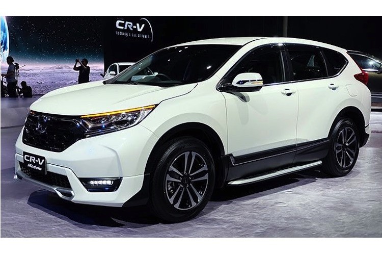 Vừa qua tại Thái Lan, mẫu crossover  Honda CR-V 2017 thế hệ mới đã được ra mắt chính thức, biến đất nước Chùa Vàng trở thành thị trường Đông Nam Á đầu tiên đón nhận mẫu xe này. Bên cạnh việc giới thiệu các phiên bản CR-V 2017, Honda Thái Lan cũng đồng thời công bố gói phụ kiện thể thao Modulo mới nhất dành cho chiếc xe.