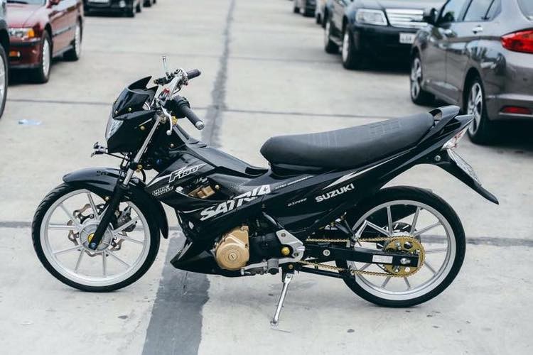 Được bán tại Việt Nam dưới tên gọi Suzuki Raider 150,  Suzuki Satria F150 là phiên bản nhập khẩu nguyên chiếc từ thị trường Indonesia. Kể từ lâu, mẫu xe côn tay với kiểu dáng hyper underbone này đã rất được người chơi xe tại Việt Nam ưa chuộng bởi động cơ DOHC mạnh mẽ thuộc hàng "top" trong phân khúc.