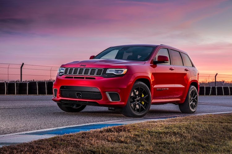 Từng được đồn đại khá nhiều trước đây, mẫu  siêu xe SUV Jeep Grand Cherokee Trackhawk đã được hãng xe địa hình Jeep công bố trước thềm triển lãm New York 2017 sắp diễn ra. Dựa trên bản thể thao Grand Cherokee SRT trước đó, phiên bản Trackhawk đã chính thức trở thành mẫu SUV sản xuất hàng loạt mạnh nhất Thế giới.