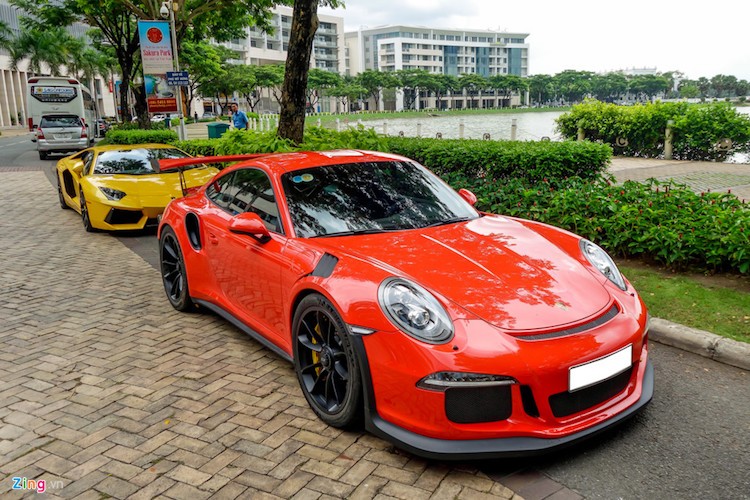  Siêu xe Porsche 911 GT3 RS độc nhất Việt Nam từng xuất hiện tại Hà Nội đã được chuyển vào TP.HCM để giao cho doanh nhân Nguyễn Quốc Cường. Đây là chiếc Porsche 911 GT3 RS độc nhất Việt Nam từng lăn bánh trên đường Hà Nội vào đầu tháng 4 năm nay.