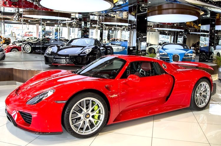 Kể từ khi được ra mắt vào năm 2013, đã có tổng cộng 918 chiếc siêu xe đỉnh cao  Porsche 918 Spyder được sản xuất. Trong 918 chiếc xe này, nhiều chiếc đã được chủ nhân đặt hàng với những màu sơn và tem đấu "không đụng hàng". Tuy nhiên những chiếc 918 Spyder màu đỏ tươi vẫn là "hàng hiếm".