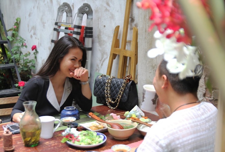  Quán ăn có tên Padma de fleur, là một cửa hàng kinh doanh song song giữa hoa tươi và ăn uống. Chia sẻ về ý tưởng kinh doanh này, anh Minh Sơn (sinh năm 1992) cho biết ban đầu đây chỉ là nơi kinh doanh trưng bày hoa. Nhưng để khách thuận tiện đến thưởng hoa, anh phục vụ thêm cơm trưa với người quen. Về sau thấy khách thích không gian quán nên anh quyết định bán thức ăn theo hình thức "nhà làm".