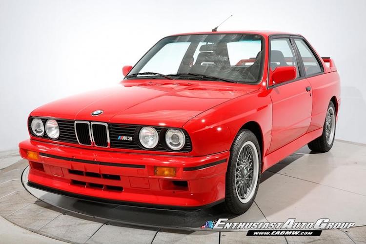 Thuộc thế hệ M3 đầu tiên với tên mã E30,  BMW M3 Sport Evolution là phiên bản thể thao nhất, mang nhiều chi tiết lấy cảm hứng từ chiếc xe đua M3 tại giải Group A.