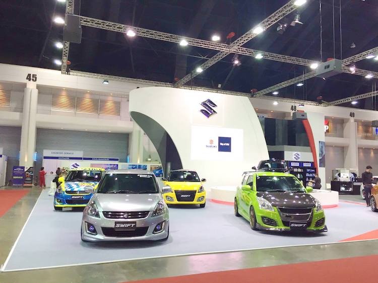 Tại triển lãm xe độ Bangkok International Auto Salon đang diễn ra ở Thái Lan, Suzuki đã đem tới trưng bày một loạt những chiếc hatchback hạng B cỡ nhỏ Suzuki Swift được độ theo nhiều phong cách khác nhau. Mặc dù dòng xe này đã có thế hệ mới từ đầu năm nay, nhưng những chiếc  Suzuki Swift độ khủng này vẫn thuộc phiên bản cũ.