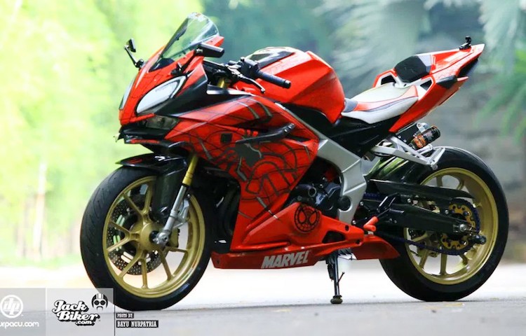 Chiếc  Honda CBR250RR mới thuộc sở hữu của một người chơi xe ở Indonesia. Theo chia sẻ của biker này, hình tượng siêu anh hùng Spider Man khá hợp khi được đưa lên mẫu môtô thể thao như CBR250RR.