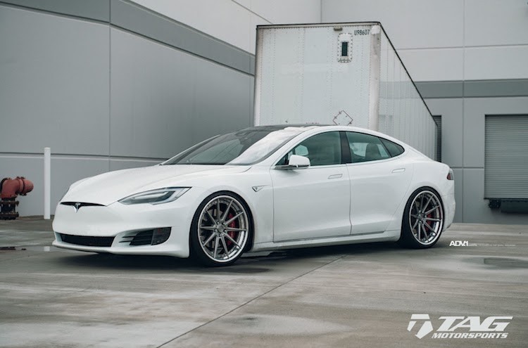 Ra mắt lần đầu vào năm 2012, mẫu  siêu xe điện Tesla Model S hạng sang đã gây "chấn động" Thế giới xe. Trước khi Model S xuất hiện, không một ai có thể nghĩ rằng một chiếc xe điện lại có thể đạt hiệu năng, sự sang trọng và tầm hoạt động tương đương với những mẫu xe ôtô truyền thống sử dụng đốt trong.