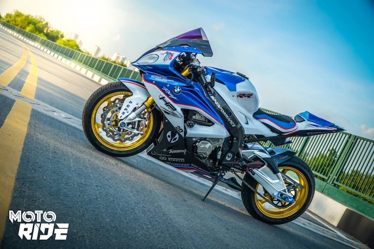 Nếu có danh hiệu mẫu superbike được độ lại nhiều nhất tại Việt Nam, có lẽ chiếc  siêu môtô BMW S1000RR sẽ ngay lập tức được "vinh danh". Rời khỏi nhà máy BMW vốn đã rất hoàn hảo, khi về tới Việt Nam S1000RR vẫn thường xuyên được các chủ xe đầu tư trang bị thêm nhiều phụ tùng "hàng hiệu".