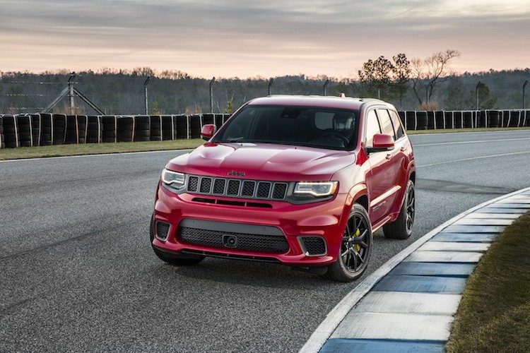 Từng được đồn đại khá nhiều trước đây, mẫu siêu xe SUV Jeep Grand Cherokee Trackhawk đã được hãng xe địa hình Jeep "hiện thực hóa". Dựa trên bản thể thao Grand Cherokee SRT trước đó, phiên bản Trackhawk đã chính thức trở thành mẫu SUV sản xuất hàng loạt mạnh nhất Thế giới