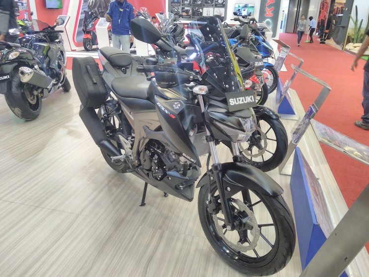 Dựa trên dòng naked bike phân khối nhỏ GSX-S150, Suzuki đã tung ra thêm phiên bản  Suzuki GSX-S150 Touring Edition mới với một số phụ kiện nhằm "biến" mẫu xe này thành một chiếc môtô touring tiện dụng.