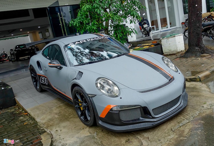 Tháng 5/2017, Nguyễn Quốc Cường tậu chiếc  siêu xe Porsche 911 GT3 RS độc nhất Việt Nam. Xe nguyên bản màu cam nổi bật đã được doanh nhân này độ lại thành màu xám chì khá hầm hố.