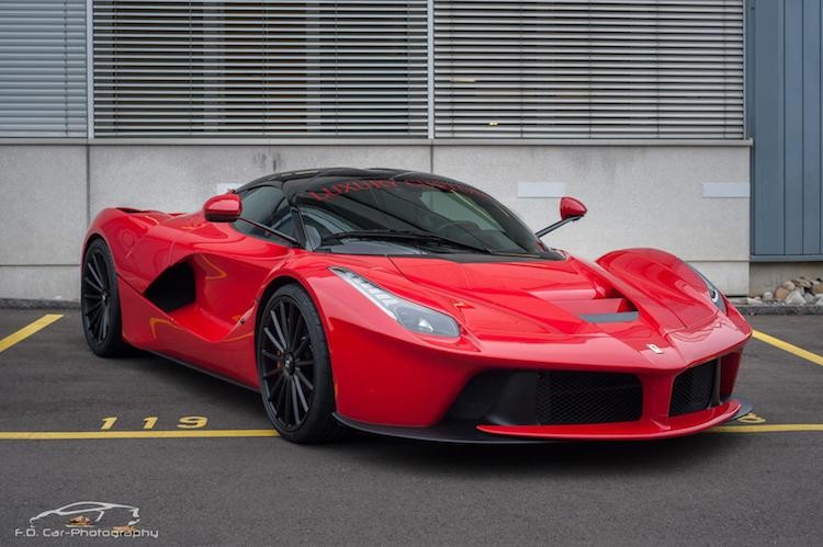 Ra mắt lần đầu tại triển lãm Geneva năm 2013,  siêu xe Ferrari LaFerrari là một trong 3 mẫu xe đại diện cho thế hệ siêu xe mới với hệ động lực xăng - điện hybrid, bên cạnh McLaren P1 và Porsche 918 Spyder.