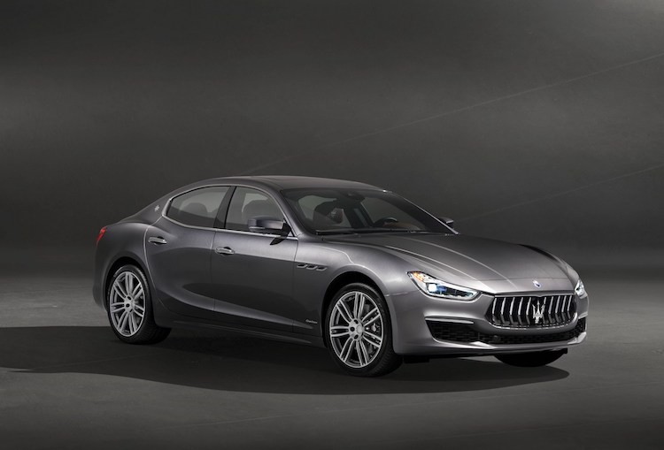 Dòng xe sedan hạng E cao cấp  Maserati Ghibli 2018 vừa trải qua đợt nâng cấp giữa vòng đời, bổ sung thêm một số hệ thống hỗ trợ để có khả năng tự lái và ngoại thất thay đổi nhẹ. Những thay đổi này giúp chiếc xe có được sức cạnh tranh tốt hơn với các đối thủ Mercedes E-Class, Audi A6, BMW 5 Series, Jaguar XF...