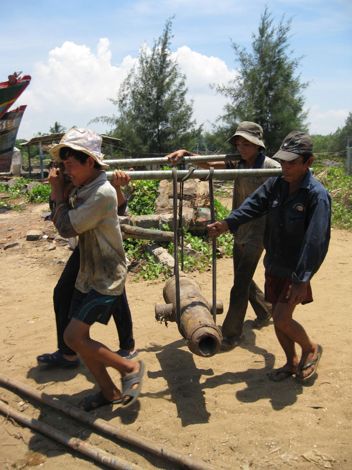 Tháng 7/2009, ông Nguyễn Lịch ở thôn Xuân An, xã Tịnh Hoà, huyện Sơn Tịnh, tỉnh Quảng Ngãi đã tự nguyện hiến tặng Bảo tàng Tổng hợp tỉnh Quảng Ngãi một súng thần công cổ. Đây là khẩu súng ông mua lại của những người rà sắt phế liệu trục vớt được ở vùng biển Sa Kỳ. Ảnh: Báo Quảng Ngãi.