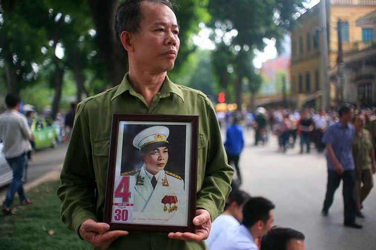 Những ngày này, hàng trăm nghìn người từ khắp nơi trên cả nước đã đổ về đường Hoàng Diệu, con đường gắn với tên tuổi Đại tướng Võ Nguyên Giáp những năm cuối đời ở Hà Nội.