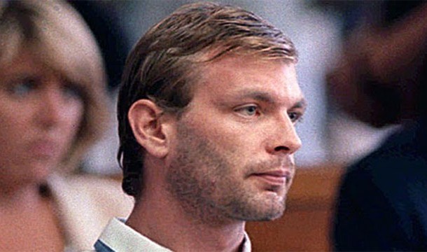 14. Jeffrey Dahmer là một tên sát nhân hàng loạt người Mỹ bị buộc tội đã lạm dụng tình dục, giết và chặt chân tay 17 người đàn ông và bé trai từ năm 1978 - 1991. Hắn đã nấu thịt của các nạn nhân để ăn tại nhà riêng của mình. Jeffrey Dahmer bị bắt vào năm 1992 và bị kết án 15 án tù chung thân. Tuy vậy, chỉ 2 năm sau khi vào tù hắn đã bị một bạn tù đánh chết.