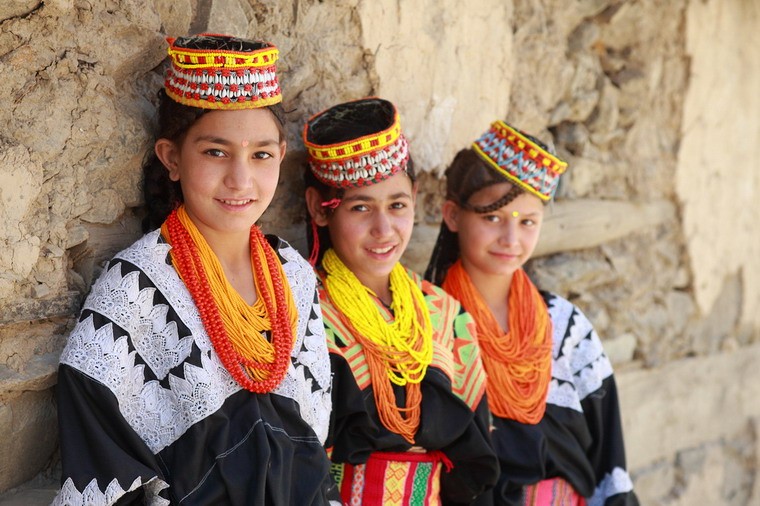 Người Kalash (hay còn gọi người Kalasha) là một tộc người bản địa cư trú tại thung lũng Kalasha thuộc vùng núi Hindu Kush của Pakistan từ cách đây hàng nghìn năm. Khác với phần lớn các sắc dân ở Pakistan, người Kalash có ngoại hình rất đặc biệt.