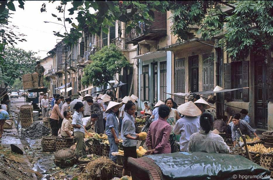 Một khu "chợ cóc" nhộn nhịp họp bên dãy phố cũ ở trung tâm Hà Nội. Hình ảnh nằm trong số 1.600 bức ảnh do nhiếp ảnh gia Đức Hans-Peter Grumpe thực hiện ở 20 tỉnh thành thuộc cả 3 miền Việt Nam từ năm 1991 - 1993, được đăng tải trên trang web Hpgrumpe.de.