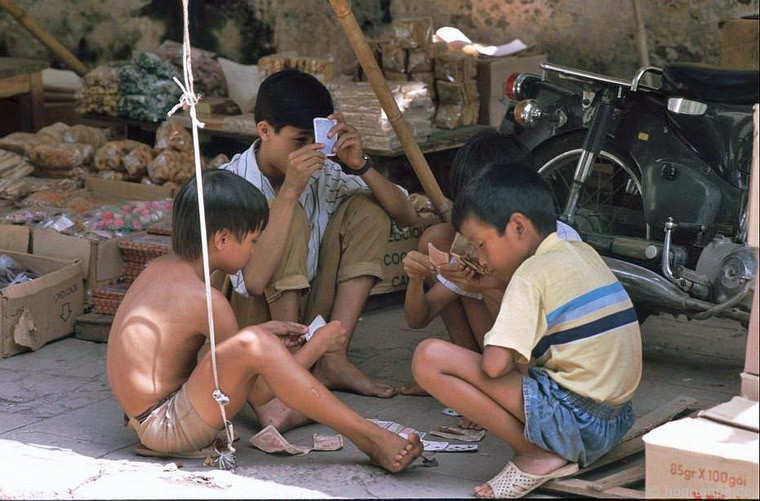 "Sới bạc" của trẻ em với những tờ 200 đồng - đủ để mua ô mai vào thời điểm 2 thập kỷ trước. Hình ảnh nằm trong số 1.600 bức ảnh do nhiếp ảnh gia Đức Hans-Peter Grumpe thực hiện ở 20 tỉnh thành thuộc cả 3 miền Việt Nam từ năm 1991 - 1993, được đăng tải trên trang web Hpgrumpe.de.