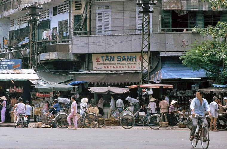 Hai bên lề phố ở Sài Gòn luôn có rất nhiều quầy hàng kinh doanh, dịch vụ nhỏ... Hình ảnh nằm trong số 1.600 bức ảnh do nhiếp ảnh gia Đức Hans-Peter Grumpe thực hiện ở 20 tỉnh thành thuộc cả 3 miền Việt Nam từ năm 1991 - 1993, được đăng tải trên trang web Hpgrumpe.de.