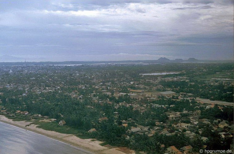 Toàn cảnh thành phố Đà Nẵng nhìn từ máy bay.