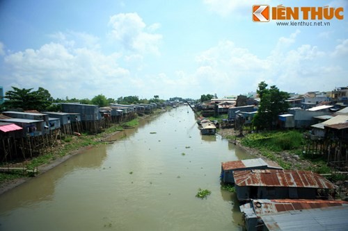 Nằm trên địa phận hai tỉnh An Giang và Kiên Giang ở đồng bằng sông Cửu Long, kênh Vĩnh Tế là con kênh đào lớn nhất trong lịch sử thời phong kiến Việt Nam. Ảnh: Kênh Vĩnh Tế đoạn chảy qua thành phố Châu Đốc.