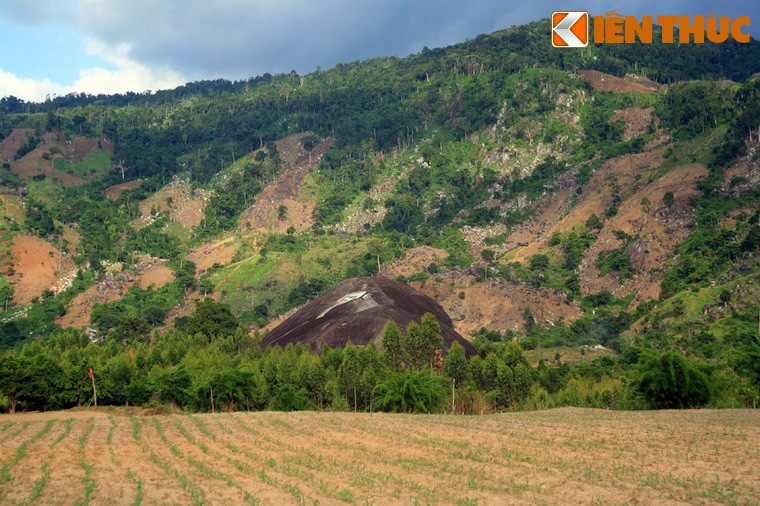 Trên địa phận xã Yang Tao, huyện Lawk, tỉnh Đăk Lăk có một tảng đá rất đặc biệt được người dân trong vùng gọi là đá Voi Mẹ.