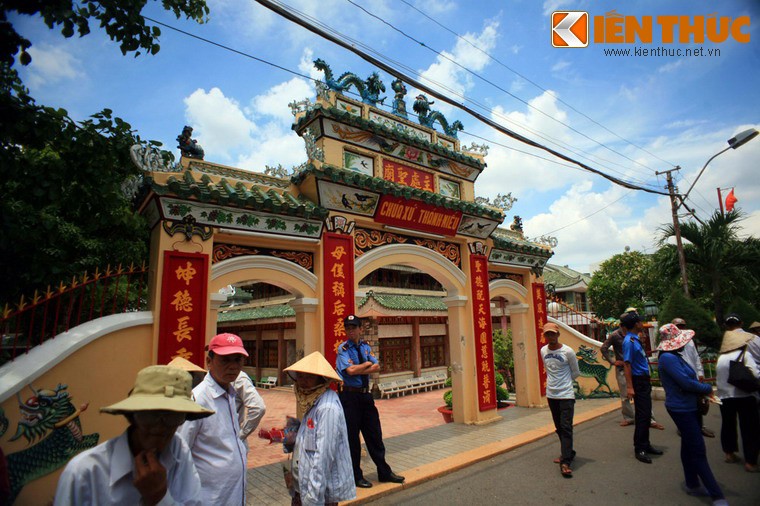 Miếu Bà Chúa Xứ Núi Sam tọa lạc nơi chân núi Sam, thành phố Châu Đốc, tỉnh An Giang là ngôi miếu nổi tiếng bậc nhất của toàn vùng Nam Bộ.