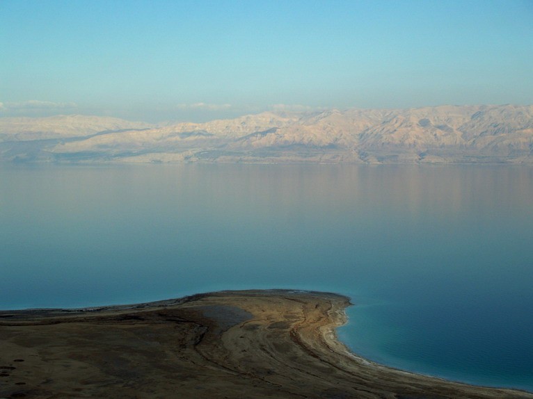 Nằm trên thung lũng Jordan ở biên giới giữa Bờ Tây, Israel và Jordan, Biển Chết là một hồ chứa nước có độ mặn cao nhất trên thế giới. Toàn bộ vùng biển nội địa này dài 76 km, chỗ rộng nhất tới 18 km.