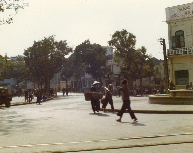 Ngã 5 bờ hồ với nhà hàng Thủy Tạ ở bên trái, đài phun nước ở bên phải cùng đường tàu điện phía dưới.